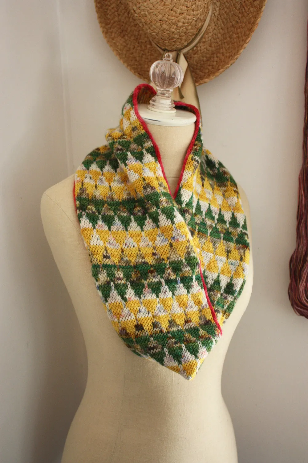 Cair Paravel Infinity Scarf / Cowl Colourwork Knitting Pattern