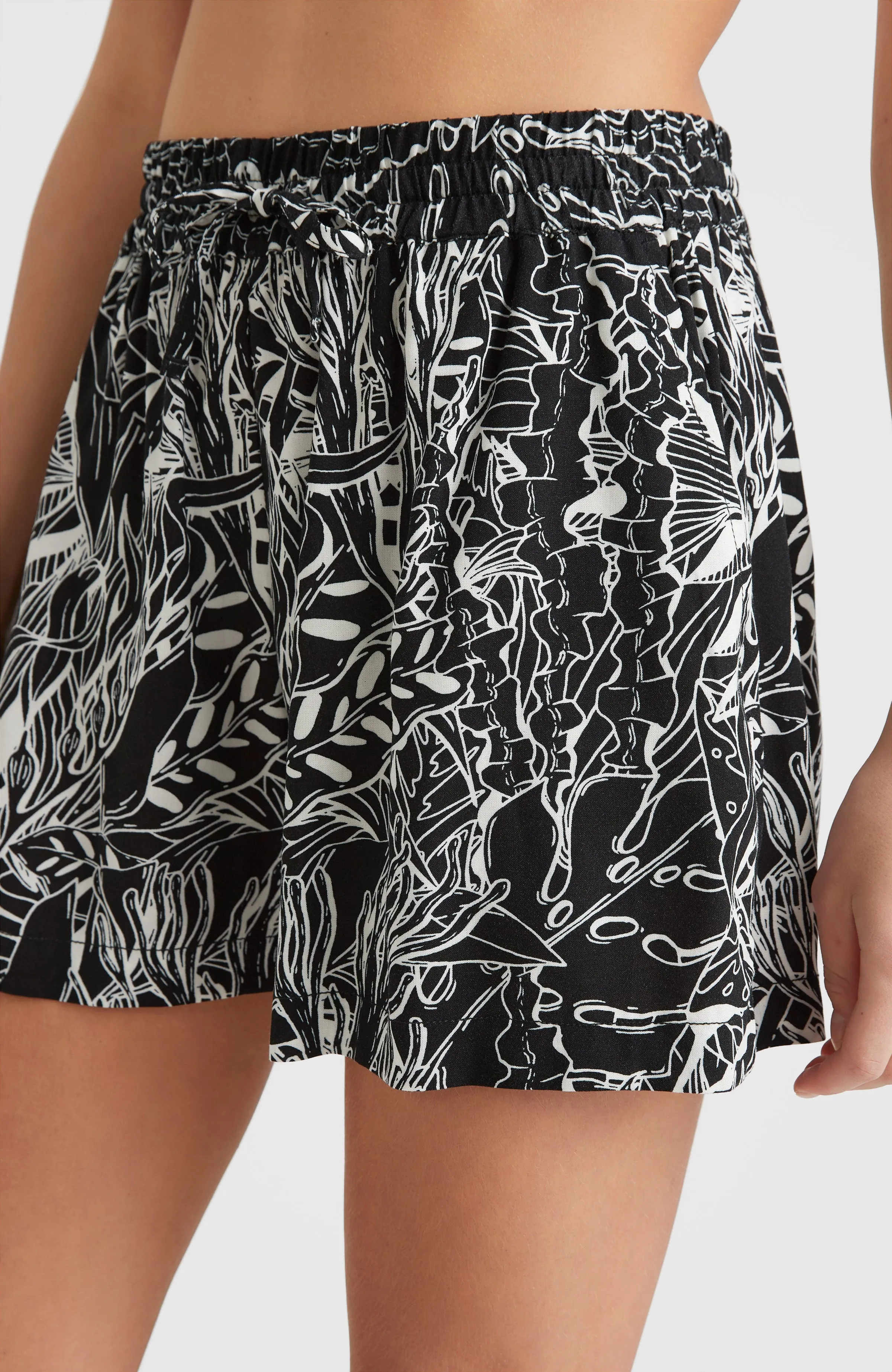 Java Wave High-Waist Shorts | White . Black Comic Seaweed