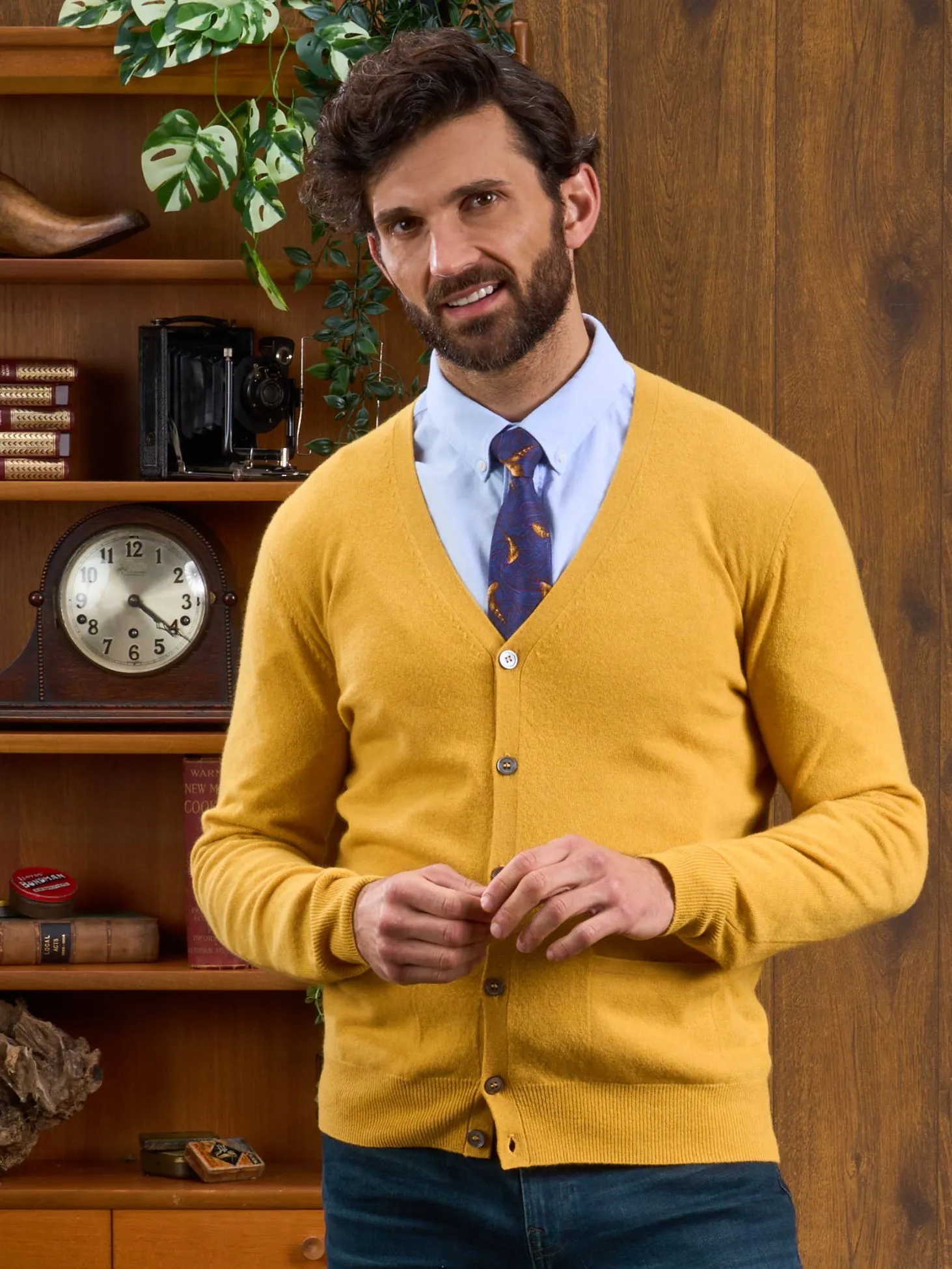 Men's Geelong Lambswool Cardigan in Honeybee - Classic Fit